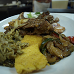 Janček v pečici s polento in zelenjavo